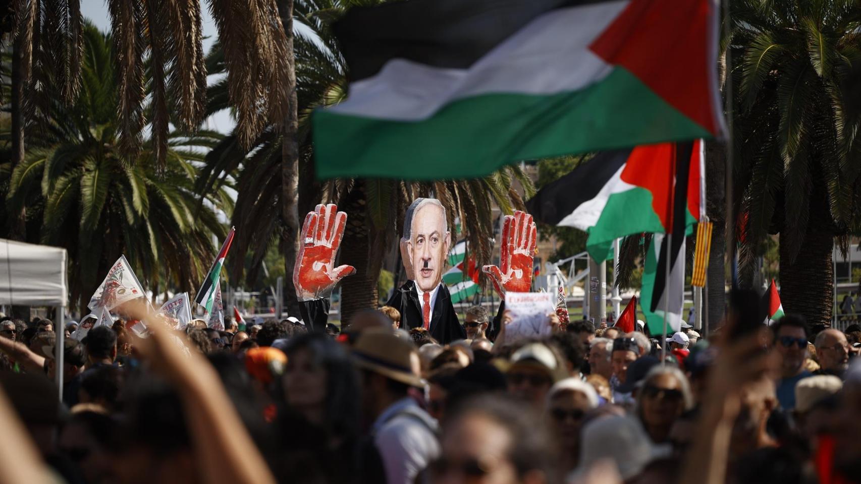 Personas despiden la flotilla en Barcelona hacia Gaza