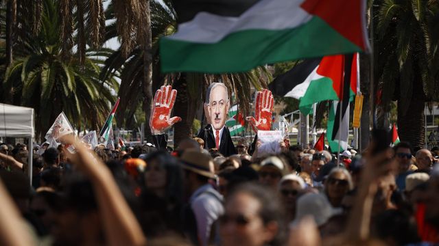 Personas despiden la flotilla en Barcelona hacia Gaza