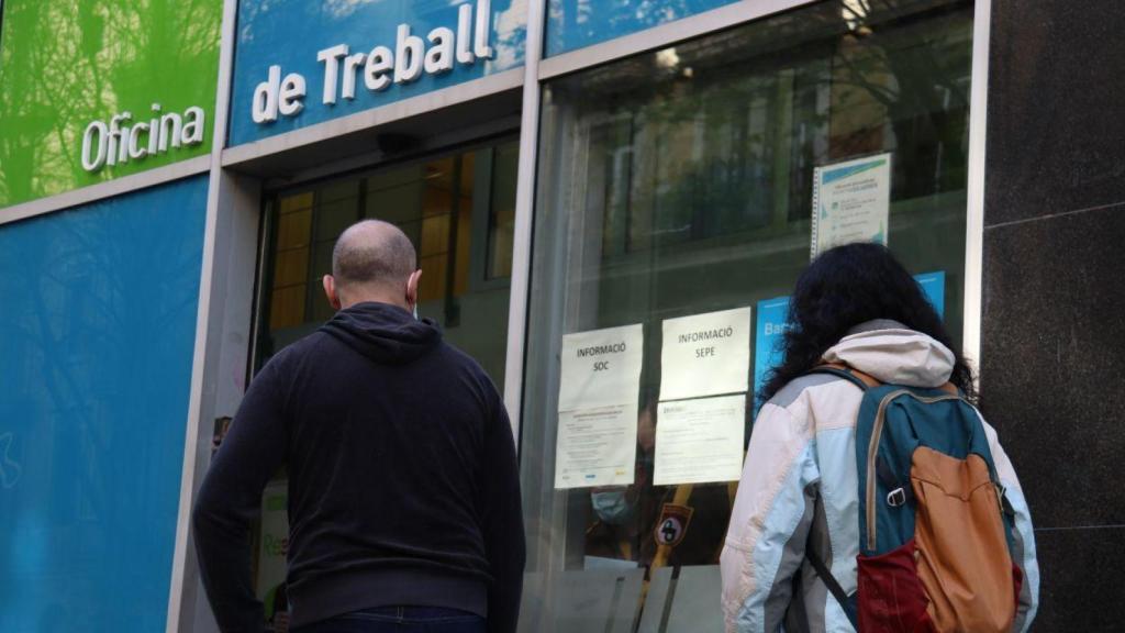 Dos personas a las puerta de una Oficina del Servei d'Ocupació de Cataluña (SOC)