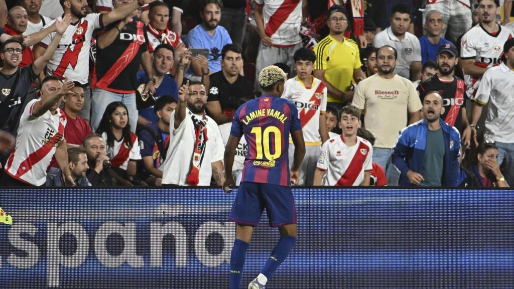 Lamine Yamal, frente a la grada del Rayo Vallecano
