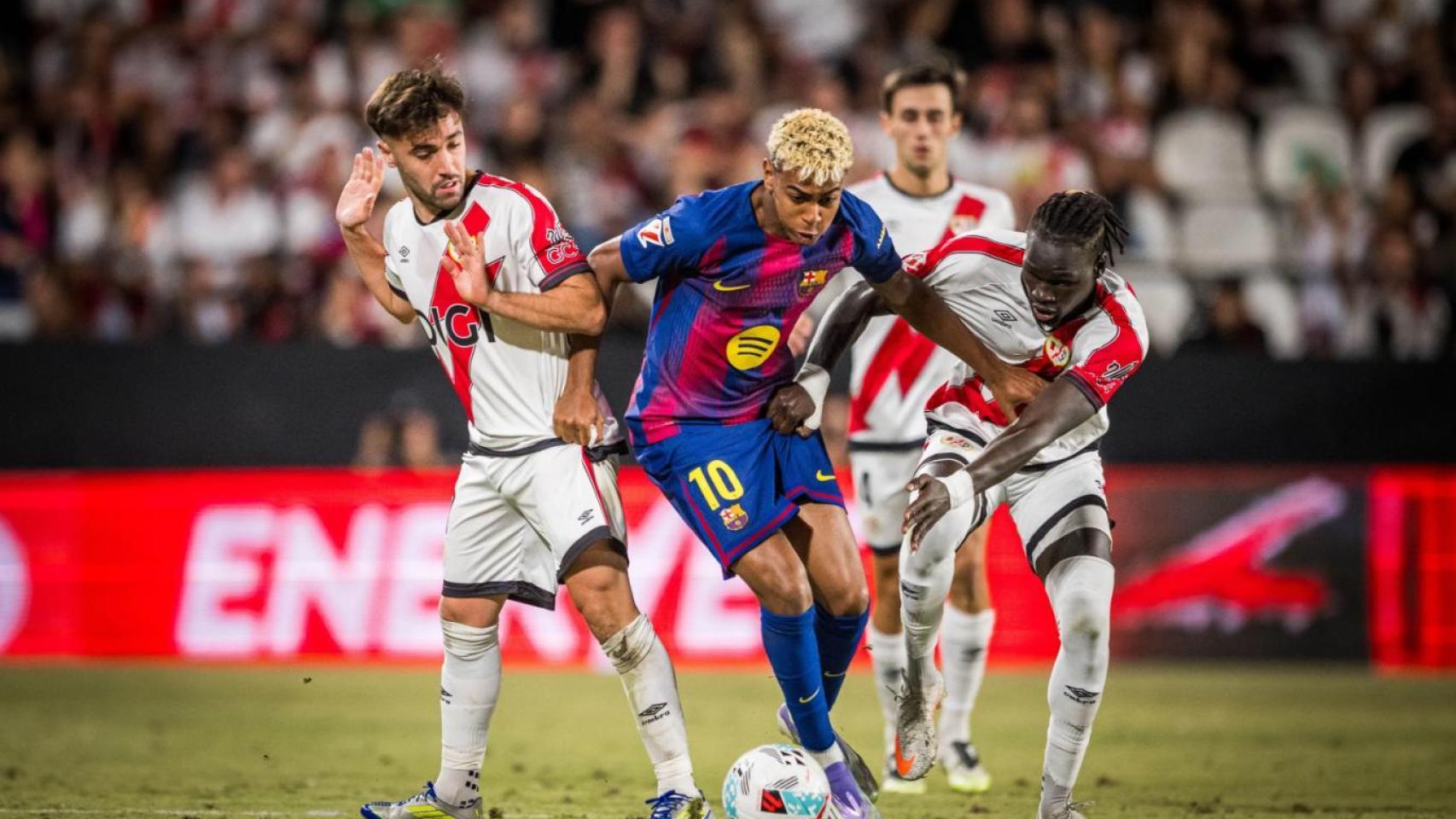 Lamine Yamal regatea a varios jugadores en el Rayo-Barça