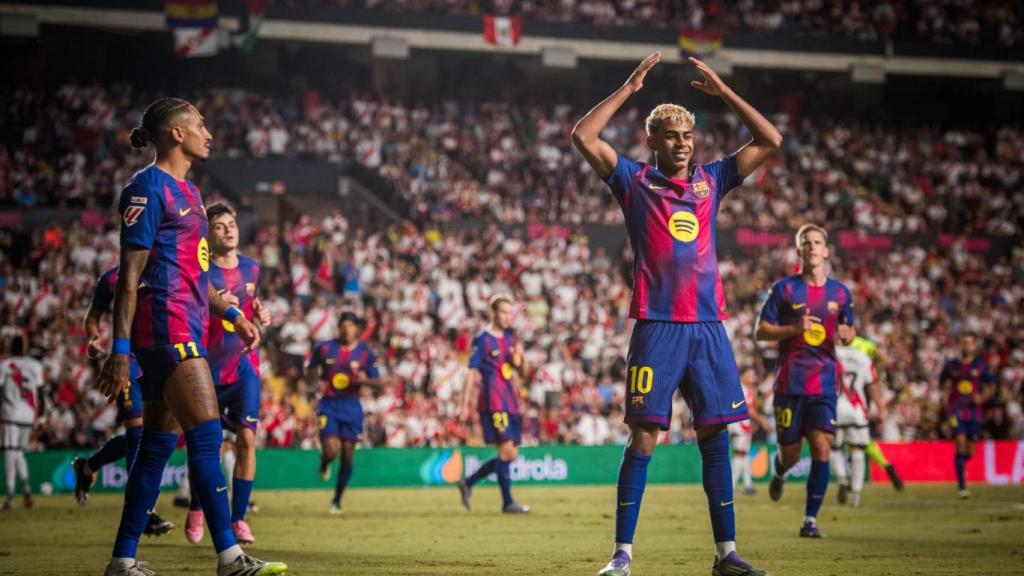 Lamine Yamal se pone la chistera de mago para celebrar su gol en el Rayo-Barça