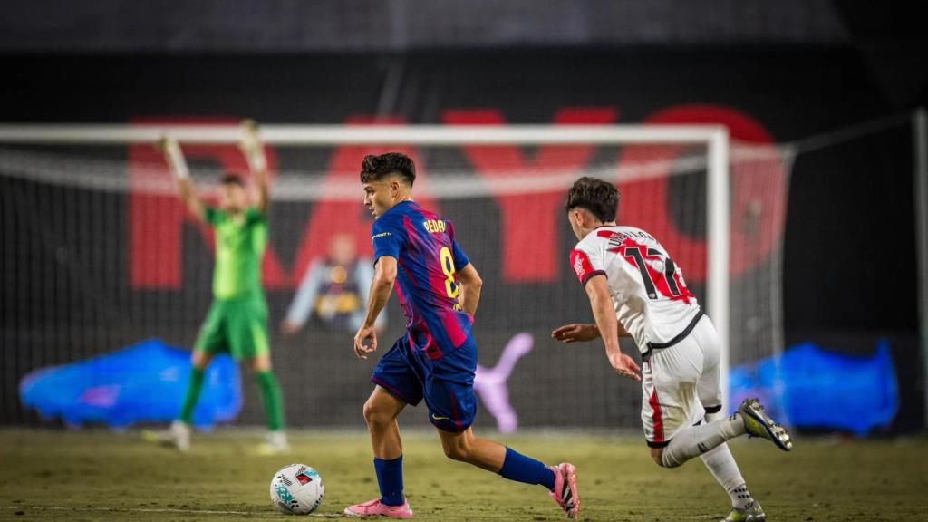 Pedri conduce el balón ante el Rayo Vallecano