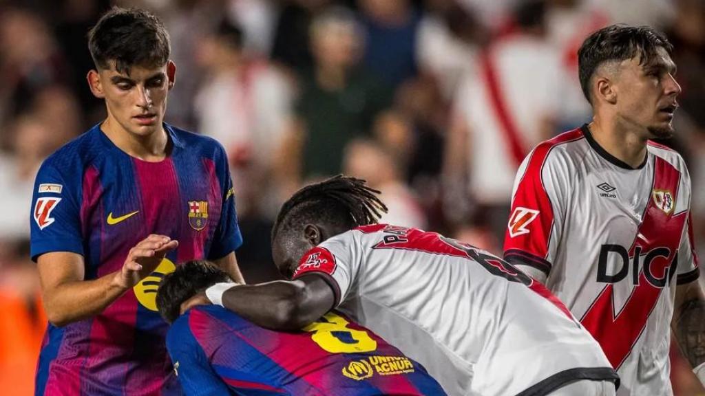 Pathé Ciss y Gerard Martín consuelan a Pedri tras el empate del Barça ante el Rayo