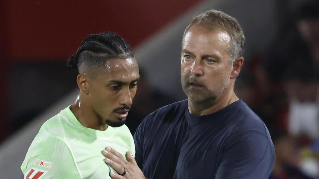 Hansi Flick sustituye a Raphinha durante el Mallorca-Barça