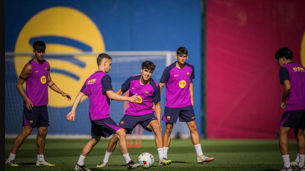 Pau Cubarsí, Marc Casadó, Marc Bernal, Gerard Martín y Toni Fernández, en un rondo durante un entrenamiento del Barça