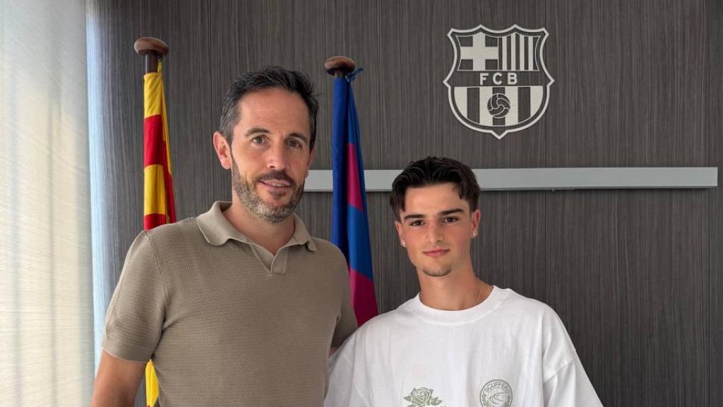 Sergi Milá y Oriol Pallàs en la firma del centrocampista como nuevo jugador del Barça