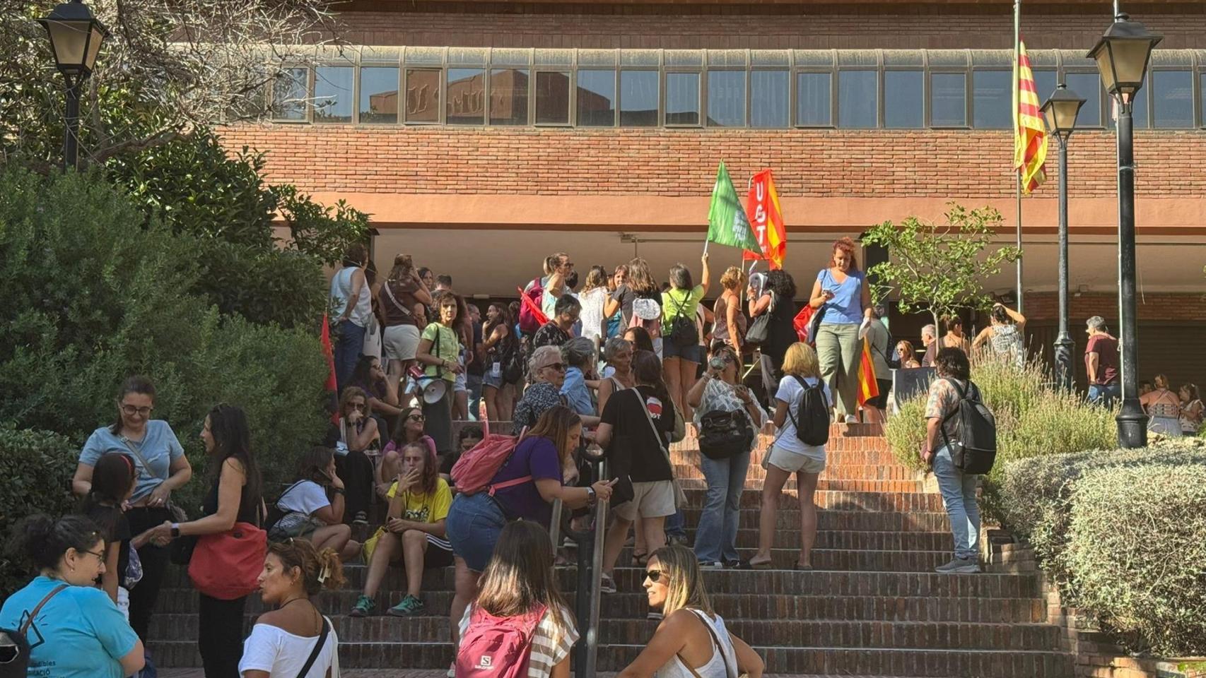 Unos 200 docentes cortan la Via Augusta de Barcelona para reclamar mejores condiciones laborales