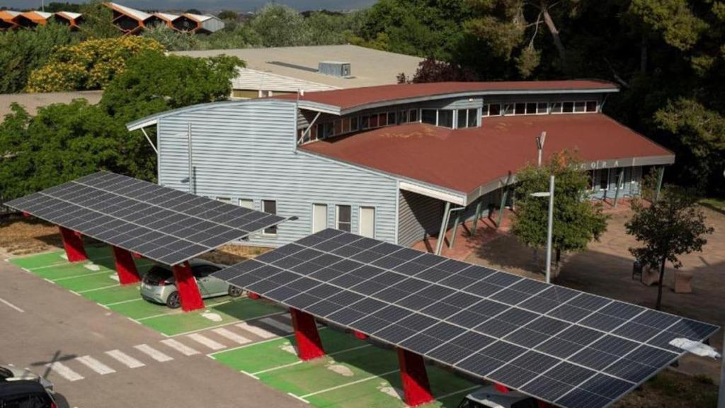 Estación de recarga con placas solares en el polígono industrial Estació de Mercaderies de Vilafranca del Penedès