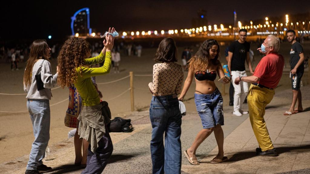 Imagen de archivo de gente bailando frente a la playa de la Barceloneta