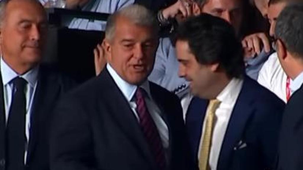 Joan Laporta reparte pines del Barça a los aficionados del Rayo