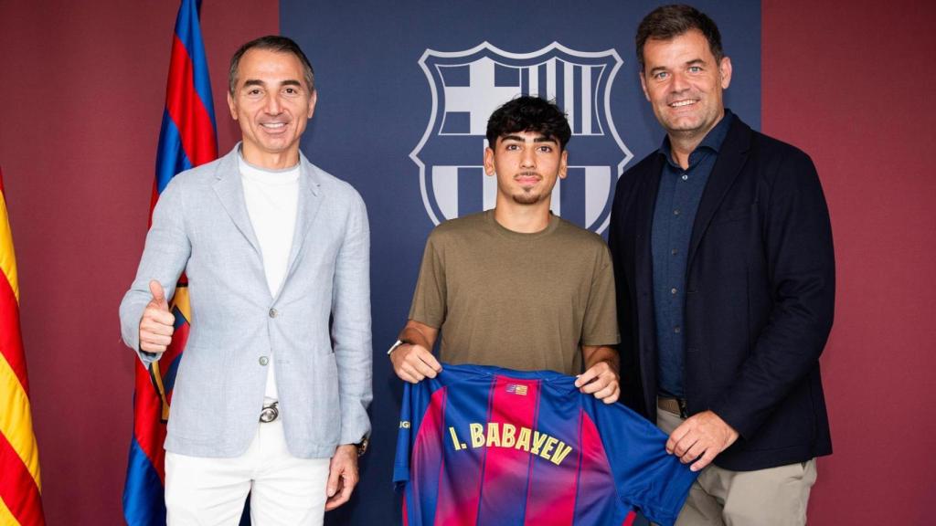 Adnan Ahmadzada en la firma del contrato de Ibrahim Babayev con el FC Barcelona, en presencia también de Joan Soler