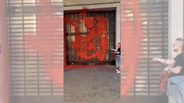 VÍDEO: Activistas de Futuro Vegetal lanzan pintura roja contra una tienda del Barça en pleno centro de Barcelona