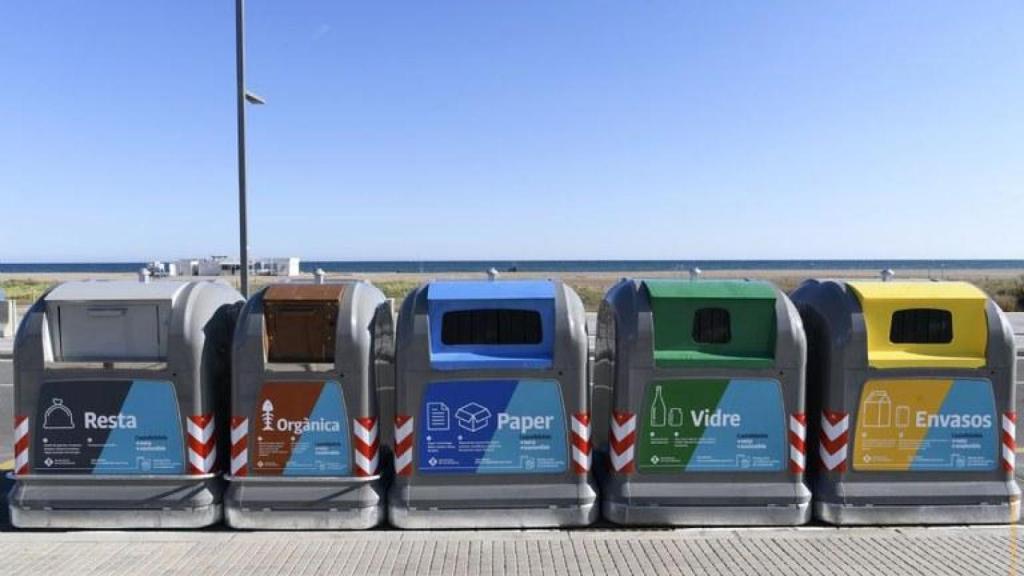 Contenedores en Castelldefels en una imagen de archivo