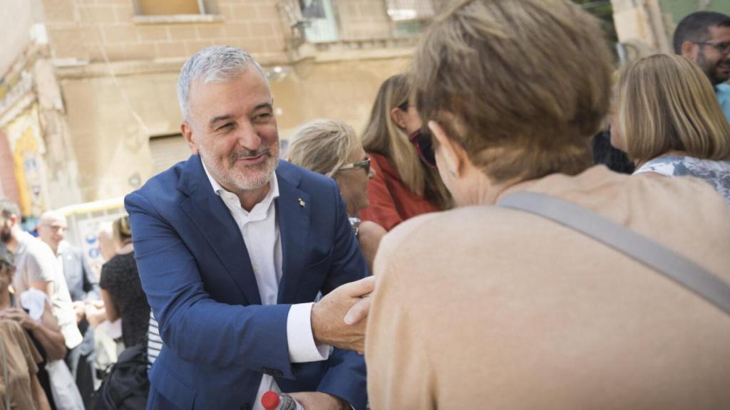 Jaume Collboni y una vecina de Les Corts durante el acto de la primera piedra