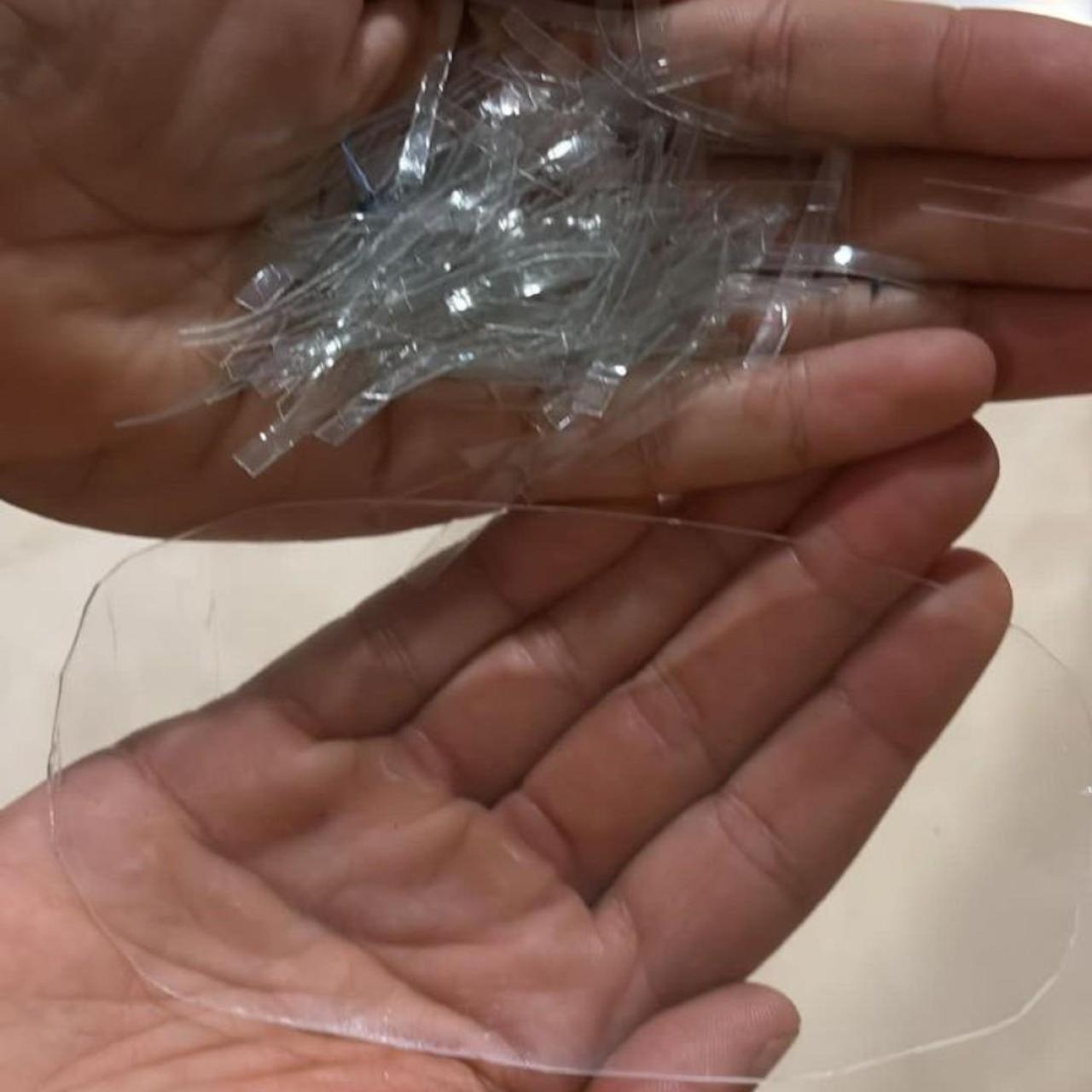 Marcadores y plásticos encontrados por los Mossos en la puerta de un edificio del Eixample de Barcelona