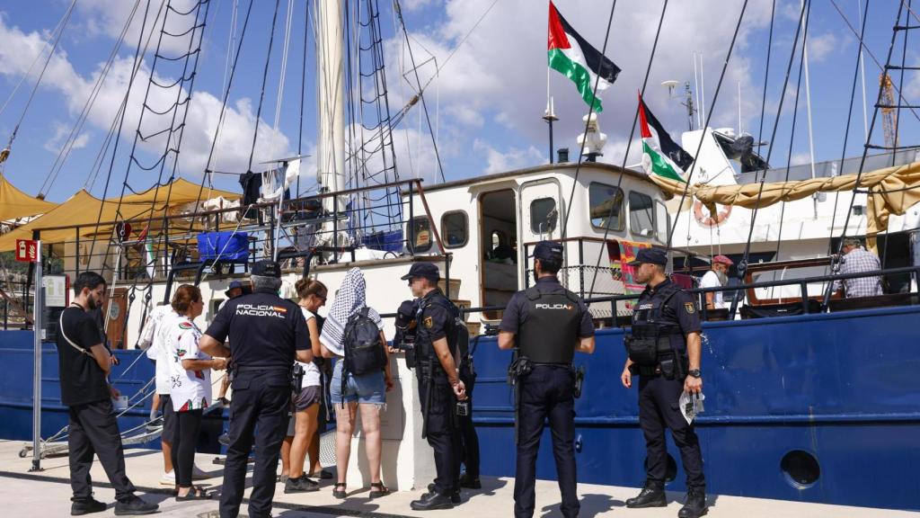 Agentes del CNP realizan un control ante uno de los barcos de la flotilla amarrado en el muelle de la Marina del Puerto de Barcelona