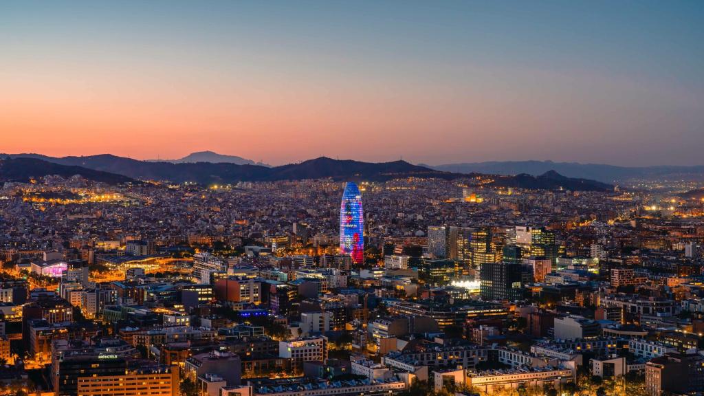 Vista panorámica de Barcelona con el Mirador Torre Glòries de fondo