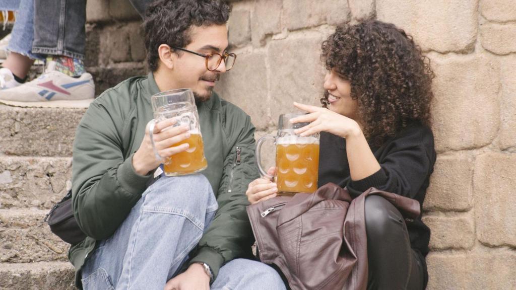 Dues persones al San Miguel Biergarten al Poble Espanyol en una edició anterior