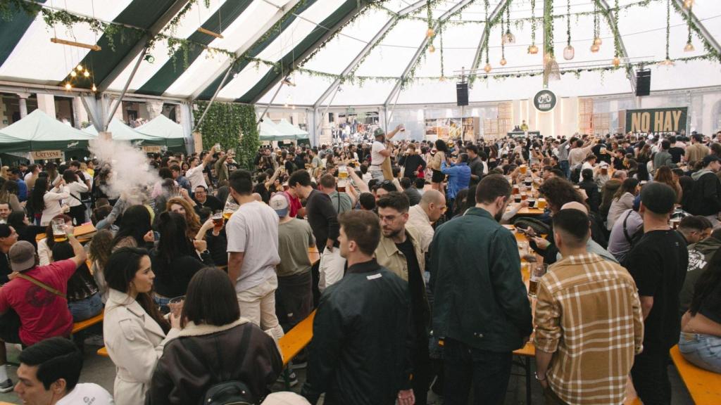 Participants del San Miguel Biergarten al Poble Espanyol de Barcelona el 2024