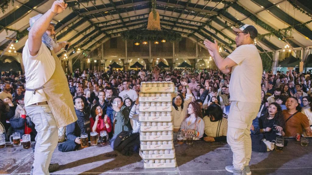 El San Miguel Biergarten al Poble Espanyol de Barcelona el 2024