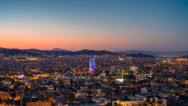 Vista panorámica de Barcelona con el Mirador Torre Glòries de fondo