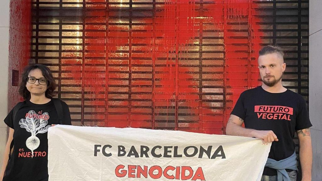 Los miembros de la entidad tras el ataque a la tienda del Barça