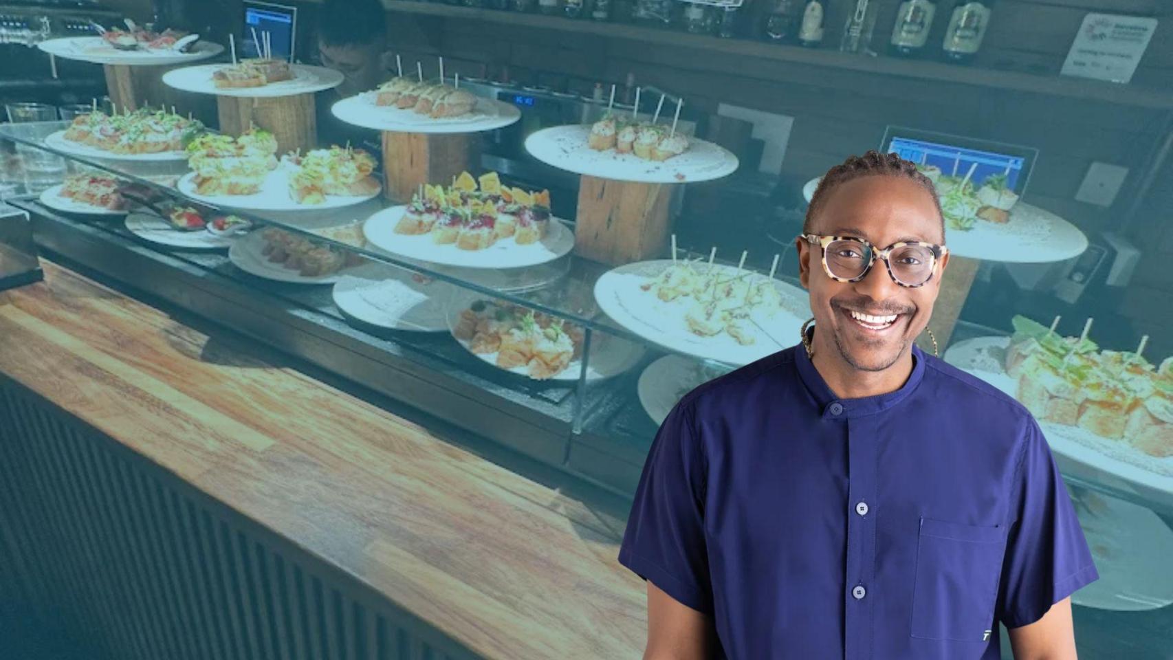Montaje del chef Gregory Gourdet con su bar favorito de Barcelona de fondo