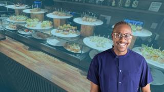 Montaje del chef Gregory Gourdet con su bar favorito de Barcelona de fondo