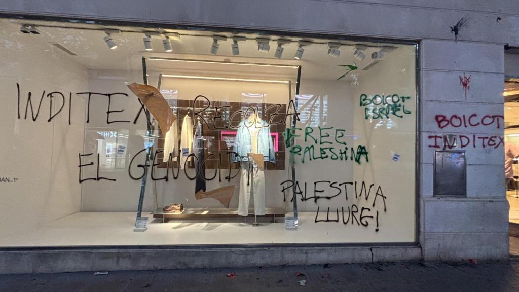 Grafitis propalestinos en los escaparates del centro de Sabadell