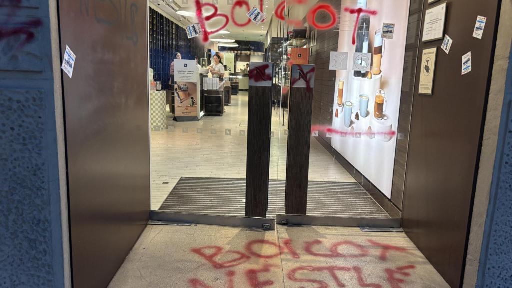 Grafitis en la entrada de la tienda Zara de Sabadell