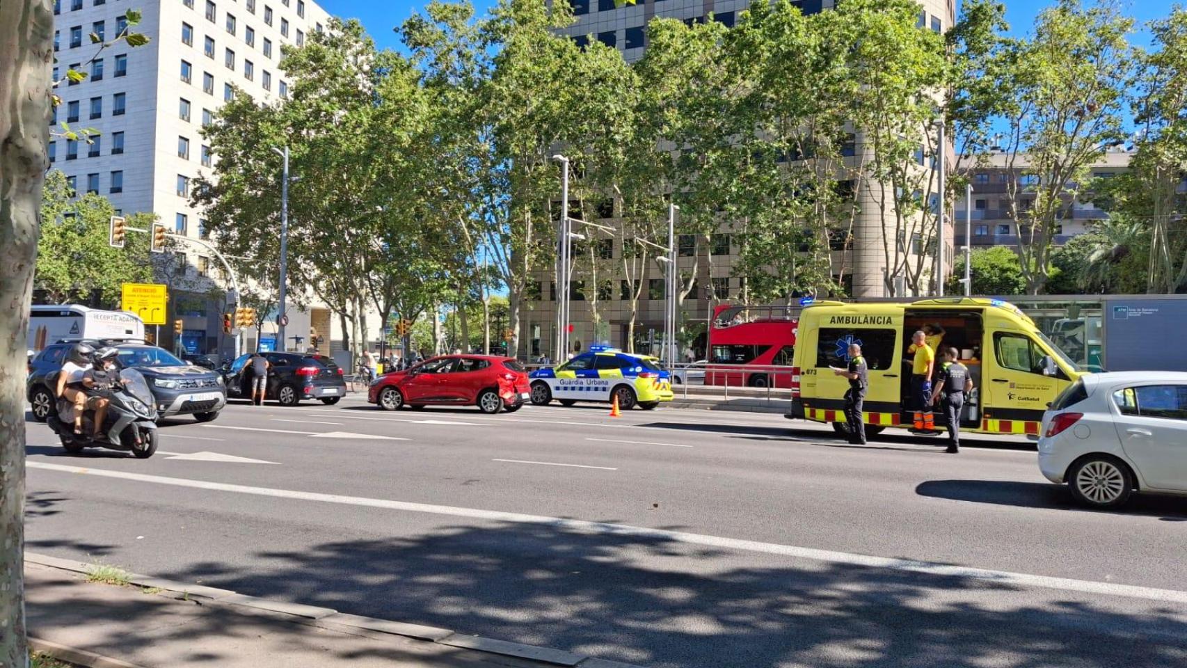 Accidente entre dos coches en la Diagonal de Barcelona