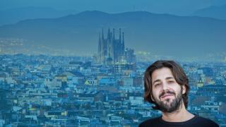 Fotomontaje de Salvador Sobral con una imagen de Barcelona de fondo