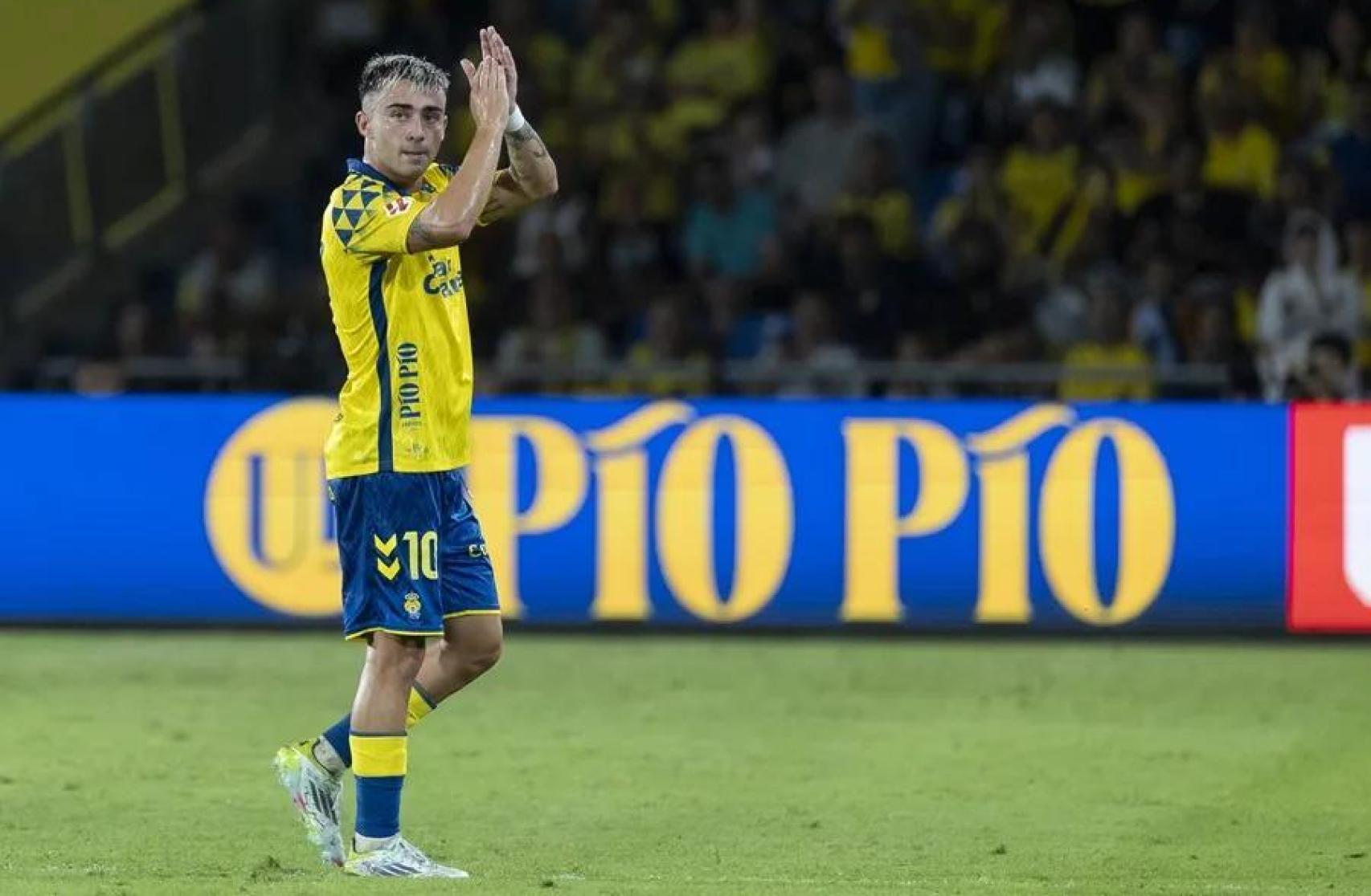 Alberto Moleiro aplaude a la afición de Las Palmas