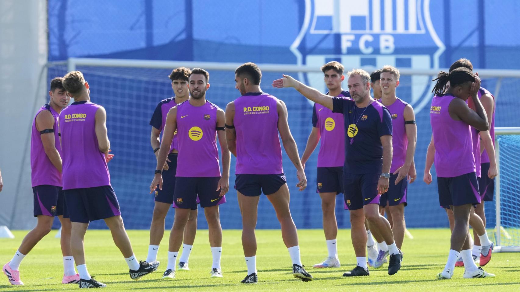 Hansi Flick dirige una sesión de entrenamiento del Barça