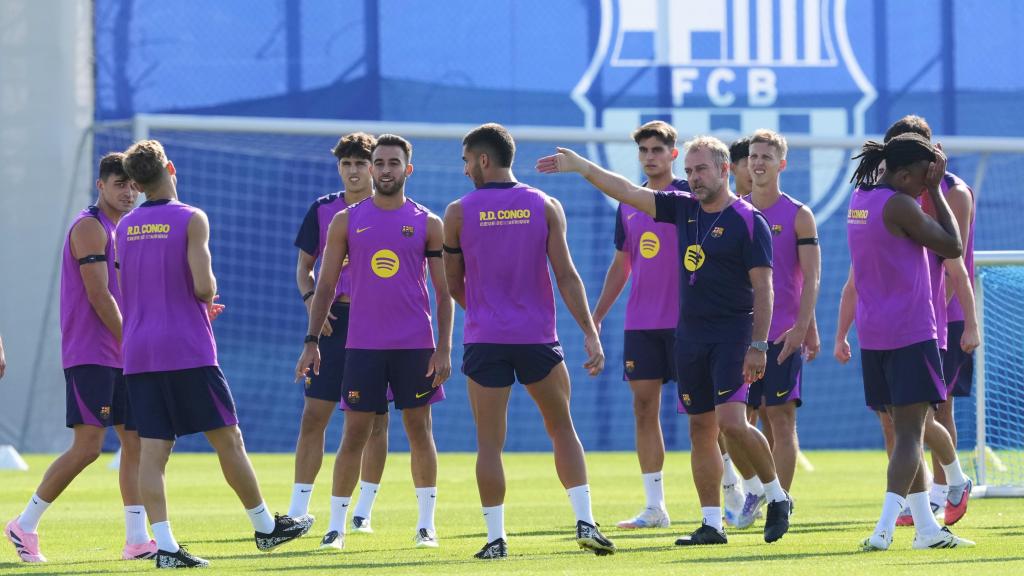 Hansi Flick dirige una sesión de entrenamiento del Barça