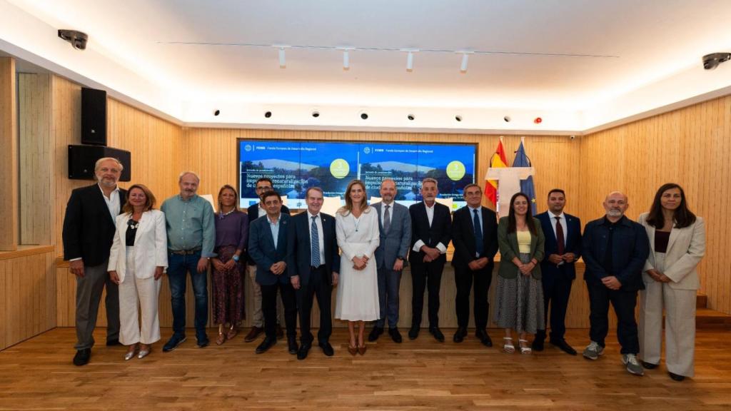 Asistentes al evento sobre el río Besòs