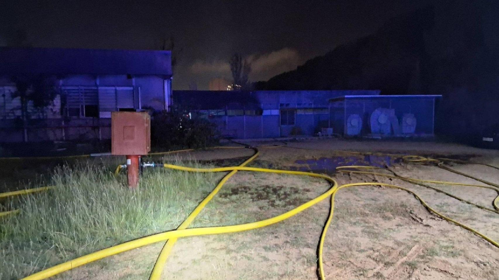 Extinción de un incendio en una nave en Terrassa