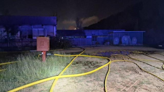 Extinción de un incendio en una nave en Terrassa