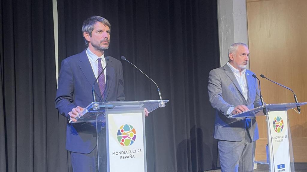 El ministro Ernest Urtasun y el subdirector general de Cultura de la Unesco Ernesto Ottone