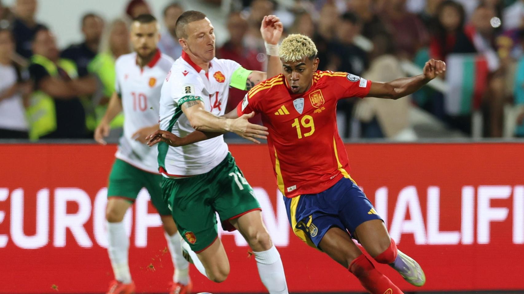 Lamine Yamal trata de zafarse de un defensor durante el Bulgaria-España del clasificatorio para el Mundial