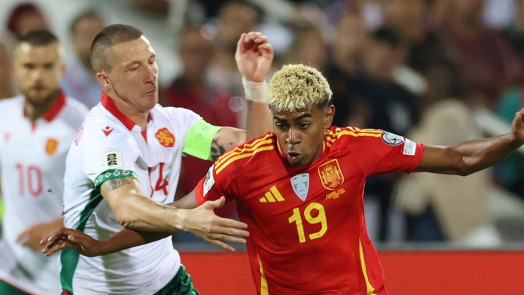 Lamine Yamal trata de zafarse de un defensor durante el Bulgaria-España del clasificatorio para el Mundial