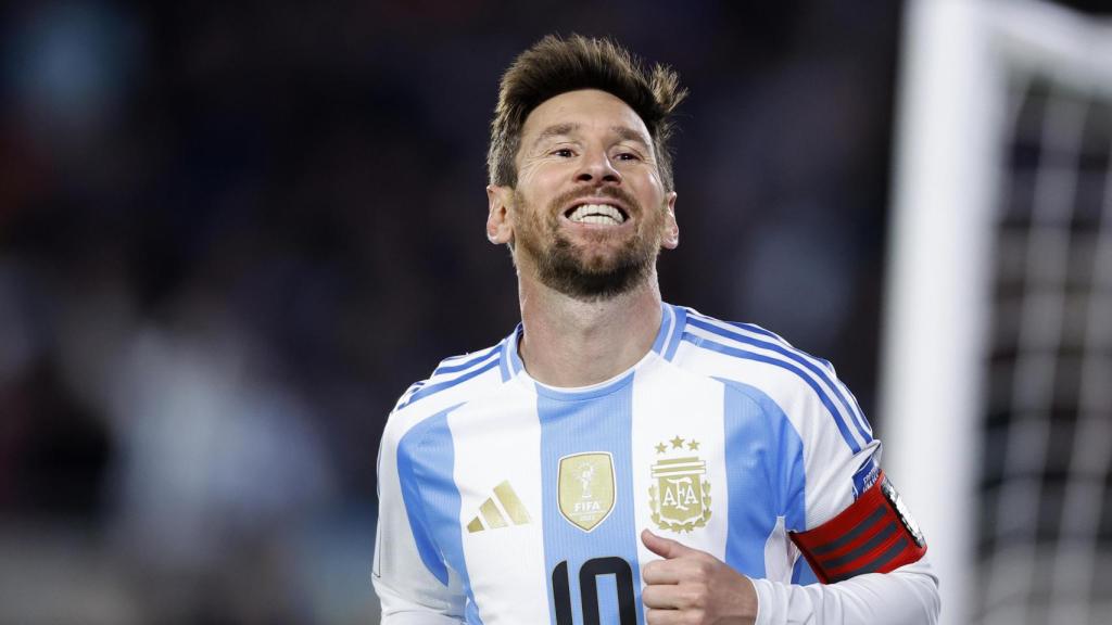 Leo Messi celebra un doblete en su despedida de Argentina