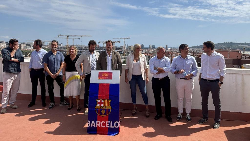 Joan Camprubí y miembros de la plataforma 'Som un clam' celebran un acto cerca de las obras del Camp Nou