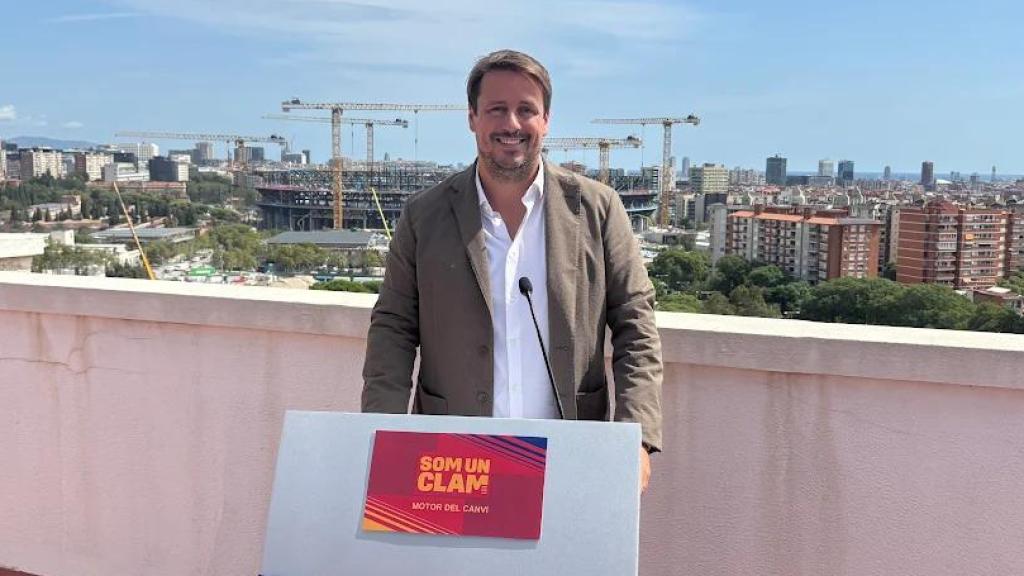 Joan Camprubí, uno de los portavoces de Som un Clam, con el Camp Nou de fondo