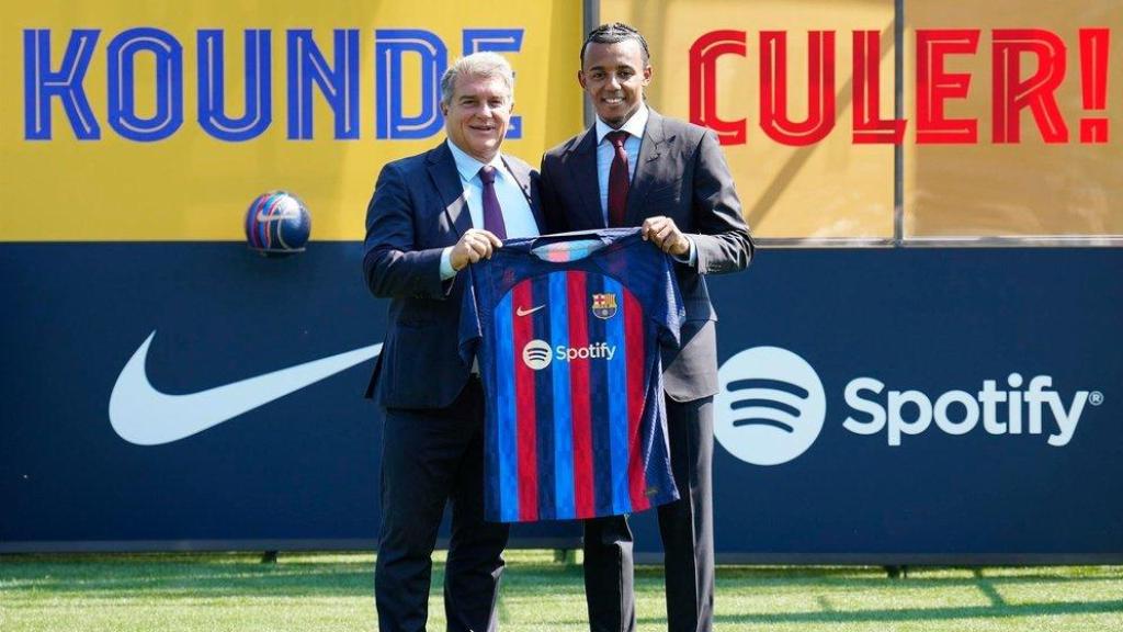 Joan Laporta, en la presentación de Jules Koundé, fichaje del Barça que el Sevilla cobró por anticipado vía 'factoring'