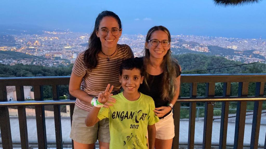 Itziar y su hermana con Mohammed durante el verano