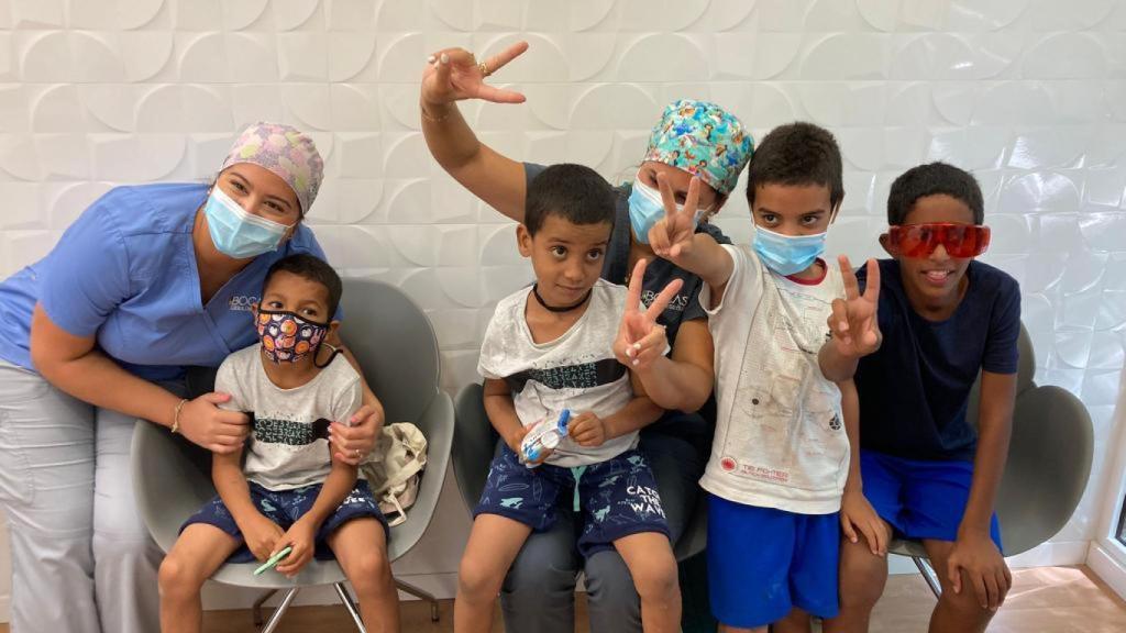 Imagen de Mohammed junto a amigos saharauis durante su estancia uno de los veranos en Rubí