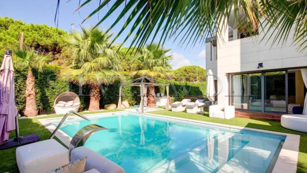 Zona exterior de la piscina de la casa de Seydou Keita en Gavà Mar