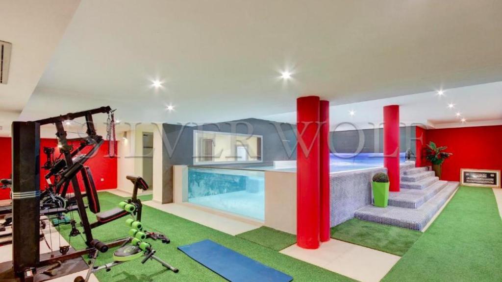 Jacuzzi interior y gimnasio de la casa de Seydou Keita en Gavà Mar